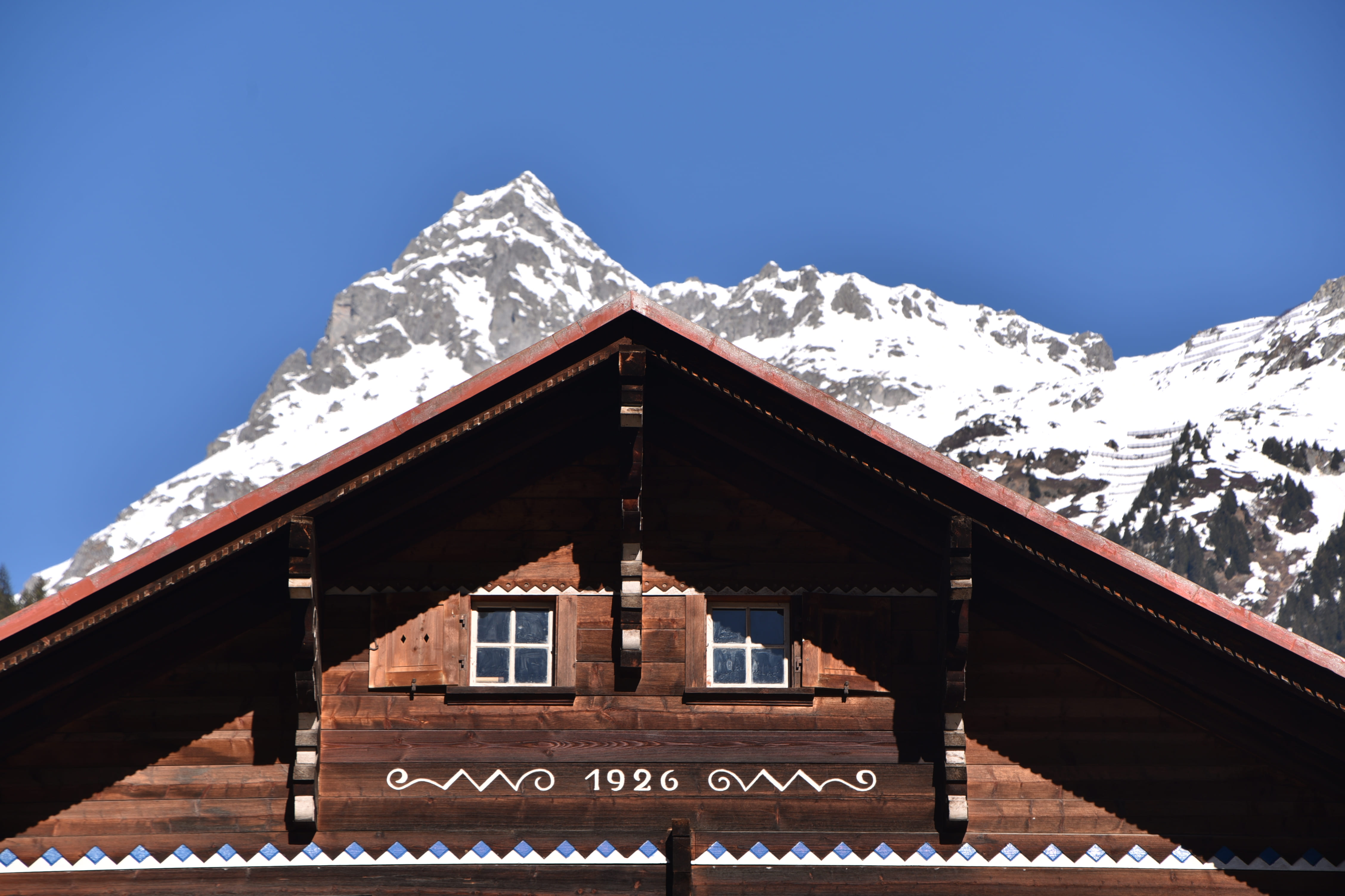 Dachgiebel Casa Flury vor Bergpanorama